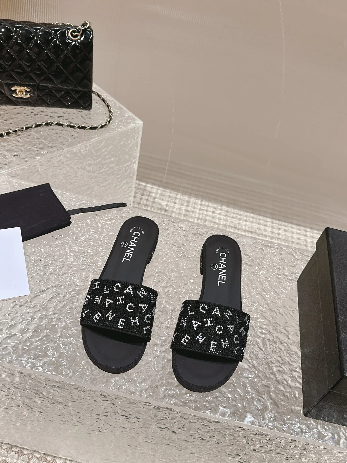 👟👟Ex-factory price 440👟👟 Xiaoxiang Chanel rhinestone slippers with large black rhinestone letters, these really blingbling slippers are full of diamonds. They are both classic and artistic, and can be styled according to your daily style. The characteristic is that the hot diamonds are particularly shiny. They are made with heavy craftsmanship and are not easy to fall off. They have the sexy temperament of celebrities and are versatile. Color: black white 35-41